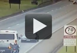 Câmeras flagram motorista andando em marcha ré em rodovia