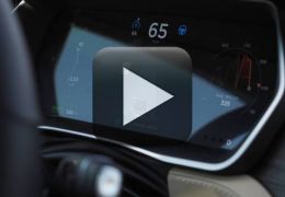 Imagens mostra motorista dormindo dentro de carro da Tesla em movimento