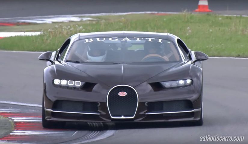 CEO da Bugatti aparece dirigindo Chiron a mais de 300 km/h
