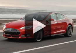 Vídeo mostra Tesla enfrentando pista cheia de água