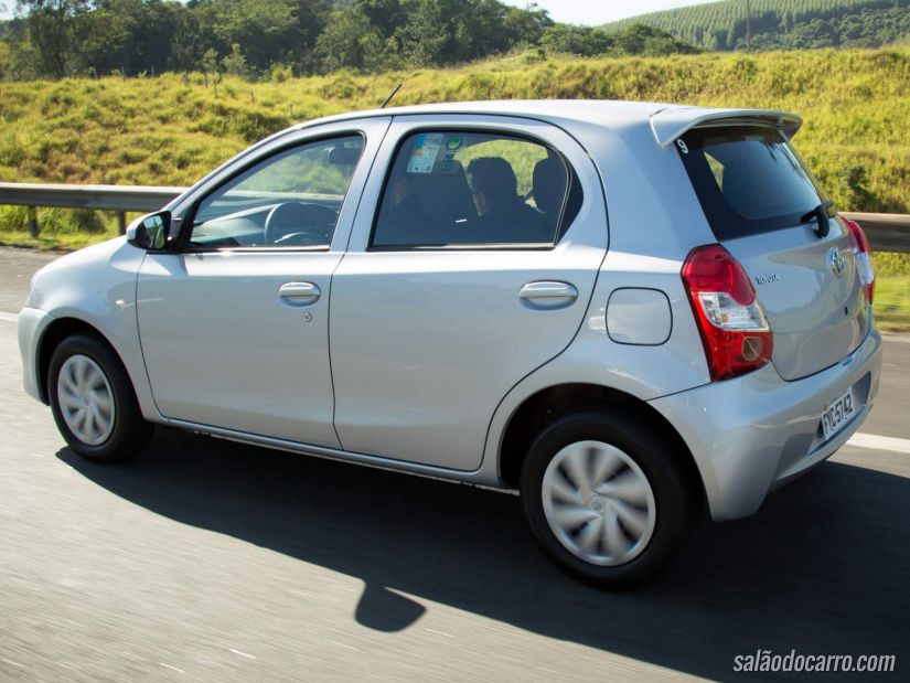 Toyota Etios sofre reajuste na linha automática