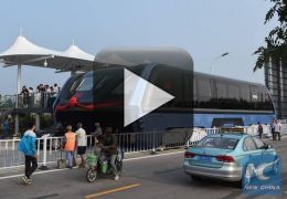 Ônibus que passa por cima do tráfego começa fase de testes