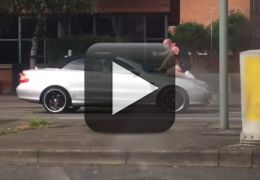 Homem destrói carro em dia de fúria