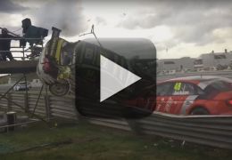 Carro bate e derruba estrutura de televisão