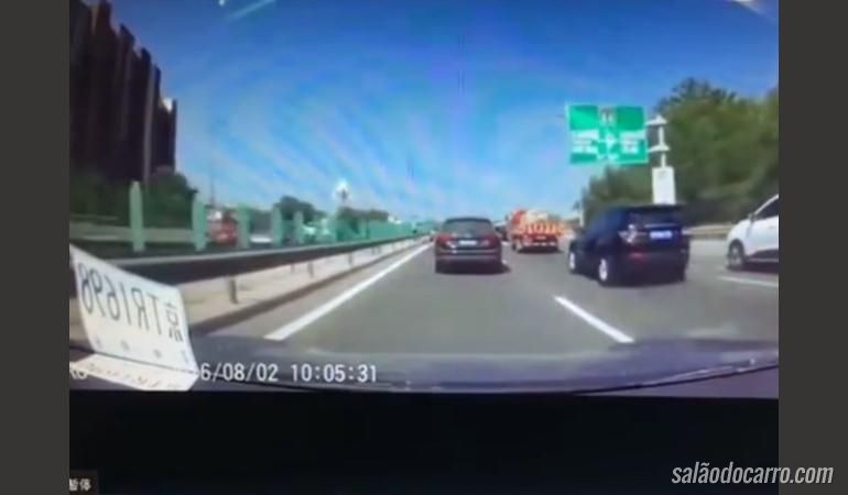 Carro da Tesla se envolve em novo acidente enquanto estava no piloto automático