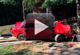 Pai destrói carro por ciúmes