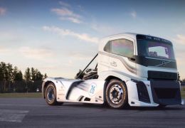 Volvo atinge velocidade recorde com caminhão de 2.400 cv