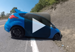 Motorista é flagrado batendo em penhasco