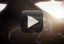 Comercial da Audi mostra dinossauro feliz com carro autônomo