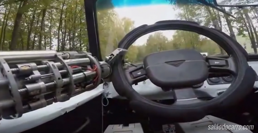 Vídeo mostra robô conduzindo carro