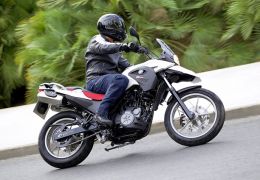 Motos da BMW sofrem recall por apagão no motor