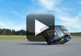 Carro bate recorde sobre duas rodas