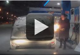 Vídeo mostra mulher brincando com fogo em posto de gasolina