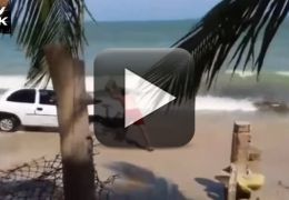 Vídeo flagra homem tendo seu carro danificado ao dirigir na beira da praia
