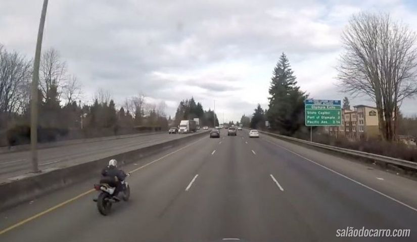 Motociclista cai sentado em cima de carro durante acidente