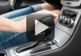 Vídeo mostra o que acontece quando o motorista engata a ré com o carro em movimento