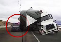Caminhão cai por cima de carro de policia