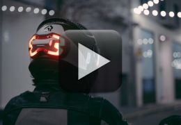 Empresa cria capacete com luz de freio para motociclista