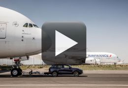 Confira um Porsche Cayenne rebocando um Airbus