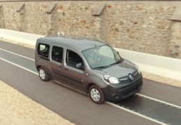 Empresa apresenta tecnologia de recarga de carros elétrico em movimento