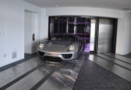 Prédio da Porsche conta com elevador para estacionar carro na sala