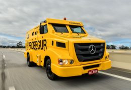 Mercedes-Benz lança versões blindadas do extrapesado Axor 2644 8x4 e do leve 915 E para transporte de valores