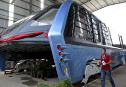 “Superônibus” chinês que seria revolucionário se mostra uma fraude