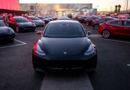 Tesla lança Model 3 e tenta ampliar seu público com carro mais “popular”
