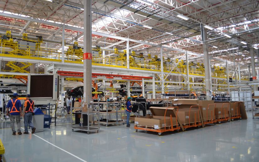 Metalúrgicos paralisam atividades na fábrica de Mercedes-Benz