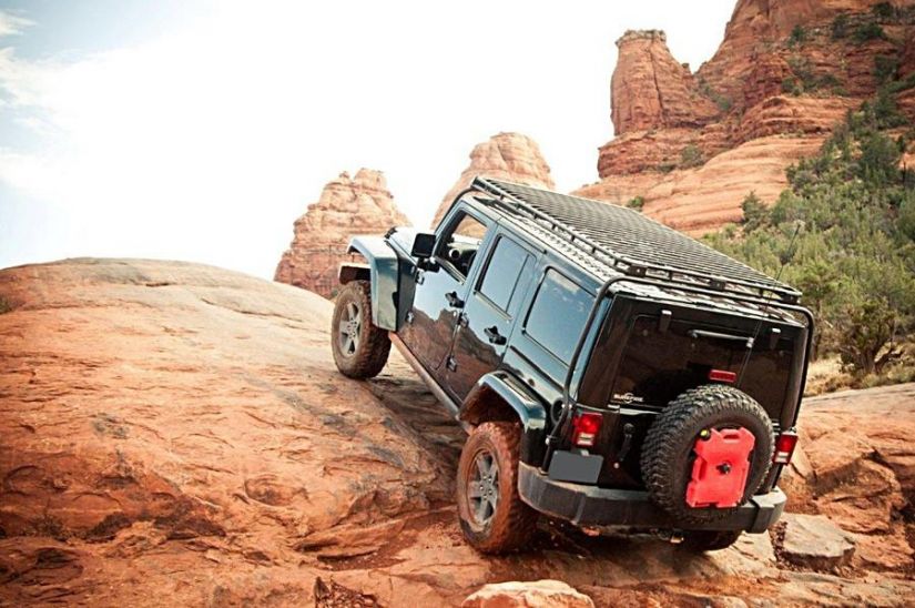 Jeep desafia leis da gravidade em vídeo