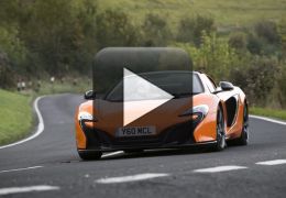Burro confunde McLaren com cenoura e causa prejuízo