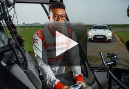 Piloto comanda Nissan GT-R com controle de videogame