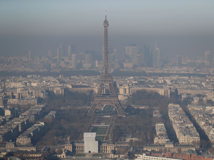 Paris define prazo para acabar com carros movidos a gasolina e diesel