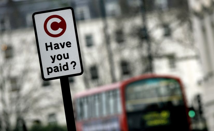 Londres impõe taxas para carros mais poluentes que entram no centro da cidade