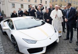 Papa ganha Lamborghini e decide leiloar o carro