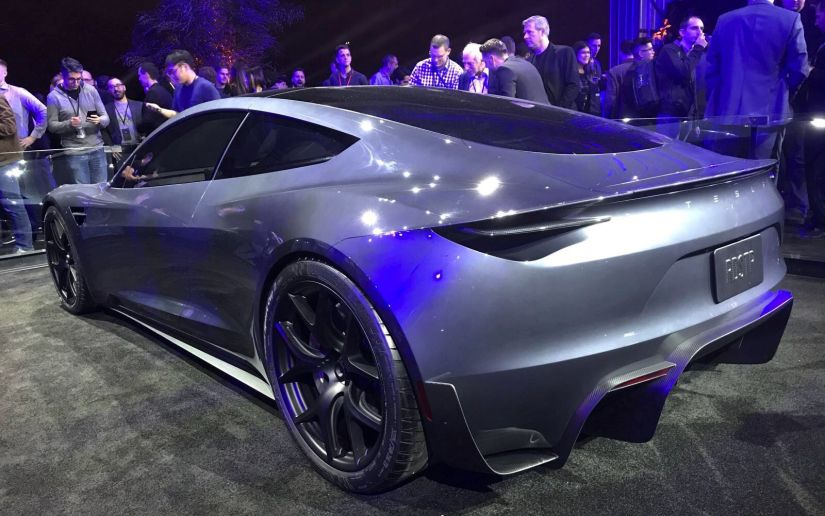 Tesla divulga carro com aceleração mais rápida e caminhão elétrico