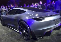 Tesla divulga carro com aceleração mais rápida e caminhão elétrico