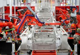 Funcionários afirmam que carros produzidos pela Tesla teriam sua qualidade prejudicada