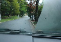 Aprenda a desembaçar rapidamente os vidros do carro