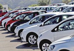 Venda de carros novos ao consumidor em 2017 apresenta leve queda
