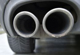 Montadoras são acusadas de testar efeitos do diesel em macacos e humanos