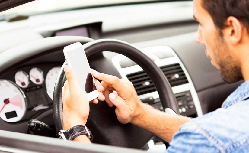 França aprova nova lei para evitar o uso do celular ao volante