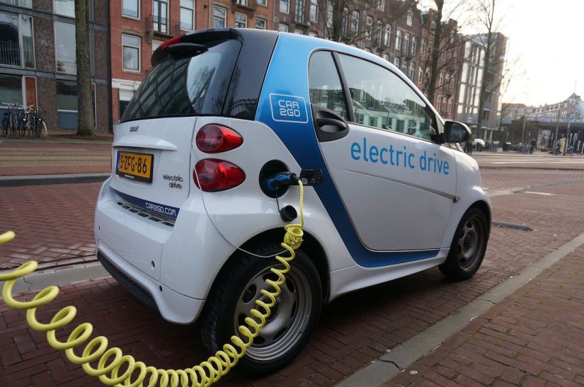 Frota mundial de carros eletrificados cresce 55% em um ano