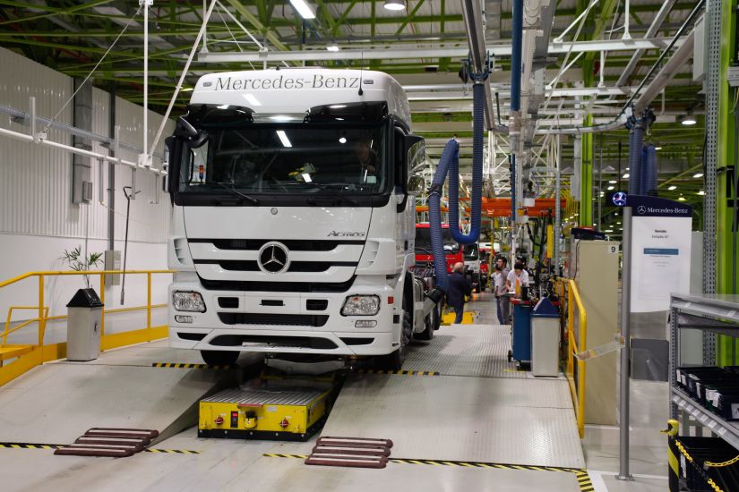 Mercedes-Benz está contratando em fábricas de caminhões no Brasil