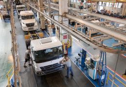 Funcionários da fábrica da Mercedes-Benz no ABC Paulista entram em greve