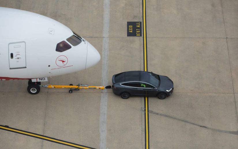 Tesla Model X aparece puxando avião de 130 toneladas
