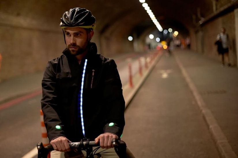 Ford cria jaqueta com itens de tecnologia e segurança para ciclistas