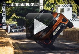Piloto bate seu próprio recorde andando com carro sobre apenas duas rodas