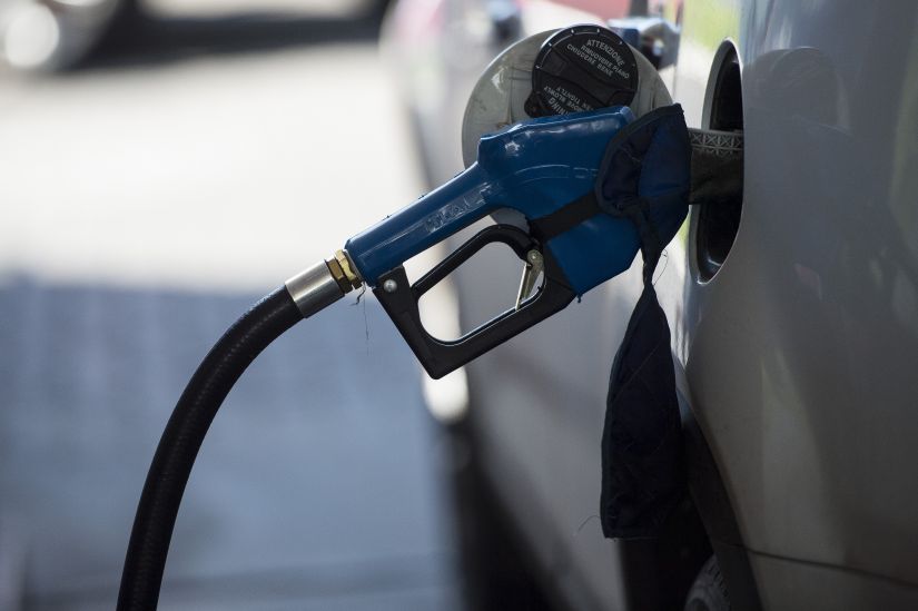 Gasolina e diesel fecham a semana com preço em queda