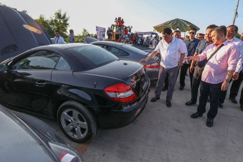 Presidente das Filipinas destrói carros contrabandeados